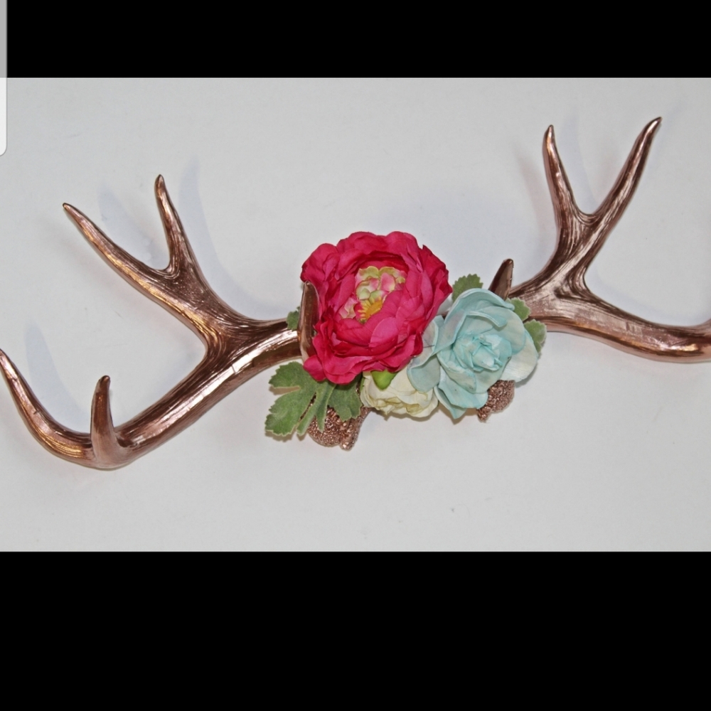 Antler decor with flowers